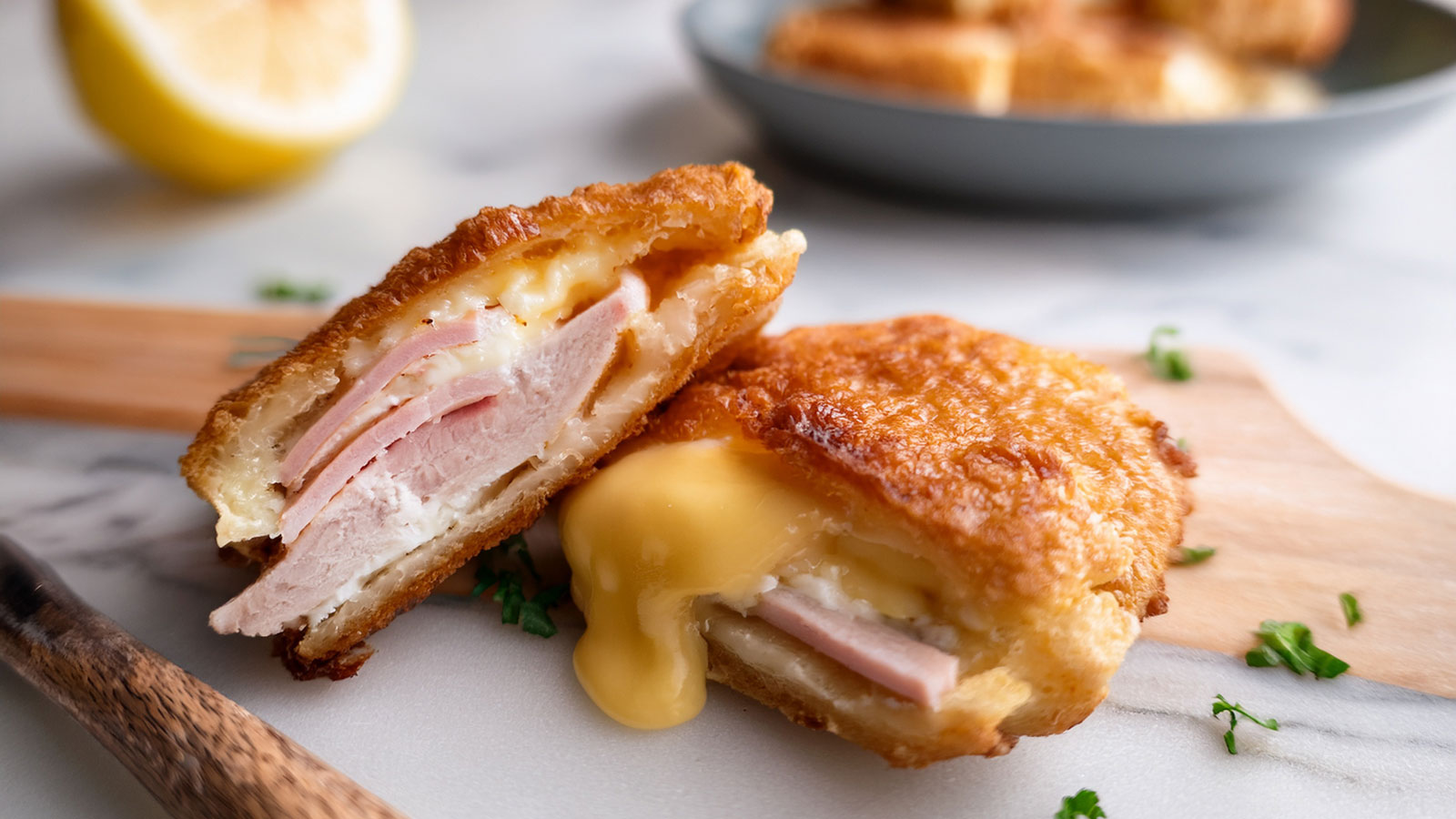 Zelfgemaakte kip cordon bleu uit de airfryer.